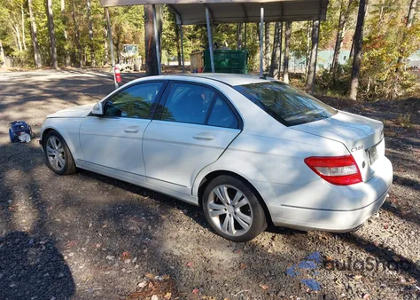 2008 Mercedes-Benz C 300 Luxury/Sport z USA, uszkodzony, nr VIN WDDGF54X48R039110